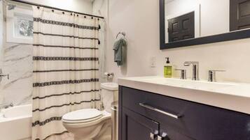 Combinazione doccia/vasca, asciugacapelli, asciugamani, shampoo