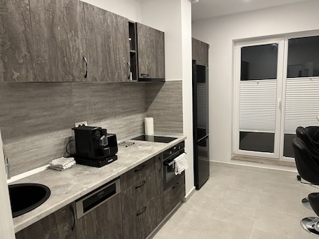 Refrigerador con freezer, microondas, horno, placa de cocina