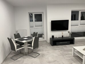 Penthouse Royal | Coin séjour | TV connectée de 65 pouces avec chaînes numériques, télévision