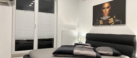 1 camera, una cassaforte in camera, con stile personalizzato