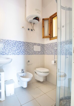 Basic Apartment | Bathroom | Shower, rainfall showerhead, hair dryer, bidet - Appartamenti Porto Coda Cavallo (San Teodoro)