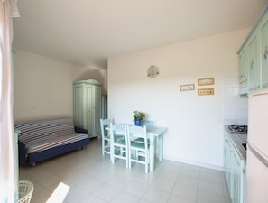Basic-Apartment | Wohnbereich | 30-Zoll-Flachbildfernseher mit Kabelempfang, Fernseher