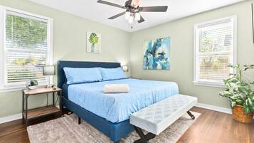 6 makuuhuonetta, työpöytä, silitysrauta/-lauta, vauvan matkasänky