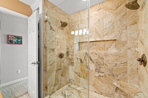 Ensemble douche/baignoire, sĂšche-cheveux, serviettes fournies, savon