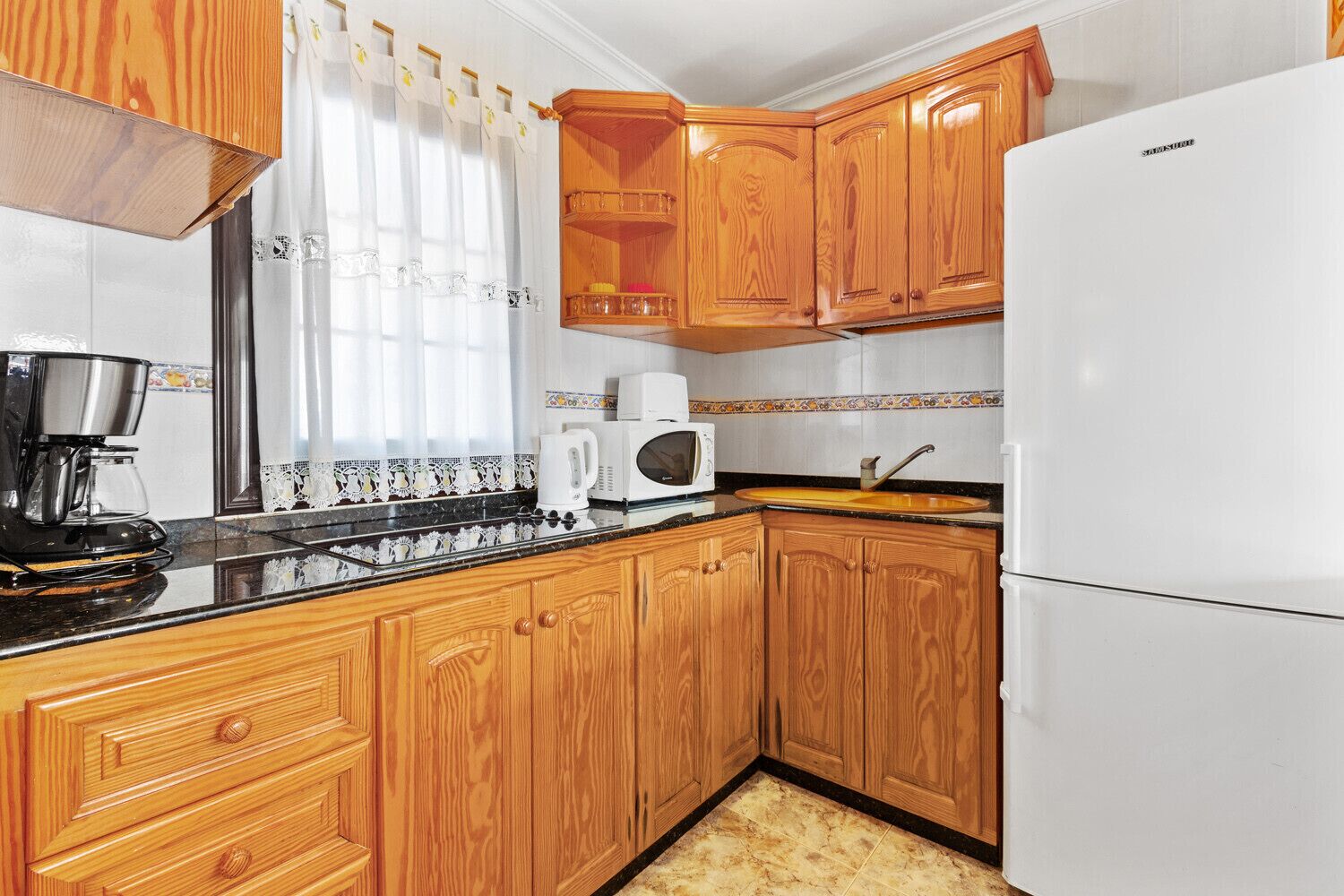 Réfrigérateur, micro-ondes, cafetière/bouilloire, bouilloire électrique