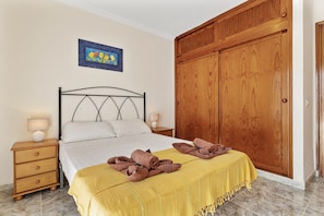 2 bedrooms, iron/ironing board, bed sheets