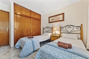 2 Schlafzimmer, Bügeleisen/Bügelbrett, Bettwäsche