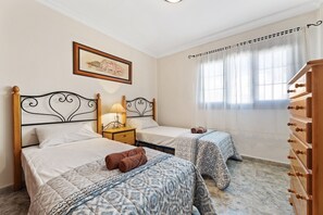 2 chambres, fer et planche à repasser, literie fournie