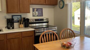 雪櫃、微波爐、焗爐、爐具