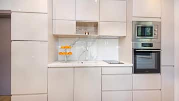 Køleskab, mikrobølgeovn, ovn, kogeplade