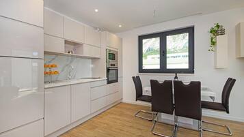 Een koelkast, een magnetron, een oven, een kookplaat