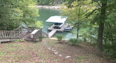 Lake Front House in Caryville with Private Dock, 5 minutes from I75 /Twin Cove! 