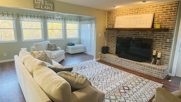 TV connectée, cheminée, jeux vidéo, table de tennis de table