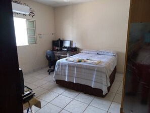 1 soverom, skrivebord, strykejern/-brett og wi-fi