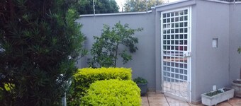 House 5 minutes from airport and university