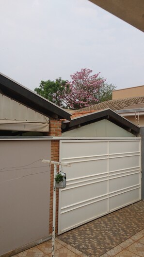 Property grounds - House 5 minutes from the airport and university. (SP)