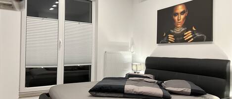 1 slaapkamer, een kluis op de kamer, een strijkplank/strijkijzer