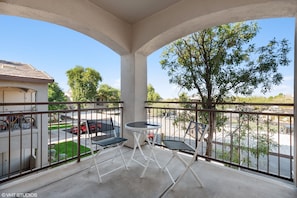 Outdoor dining - PURE SUITES 2 BED N SCOTTSDALE MCDOWELL MTN RANCH GYM POOL (Scottsdale)