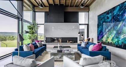 5bdrm 7bath modern oasis in Creemore! Pool! Hot Tub! Sauna! Podcast Media Rm!