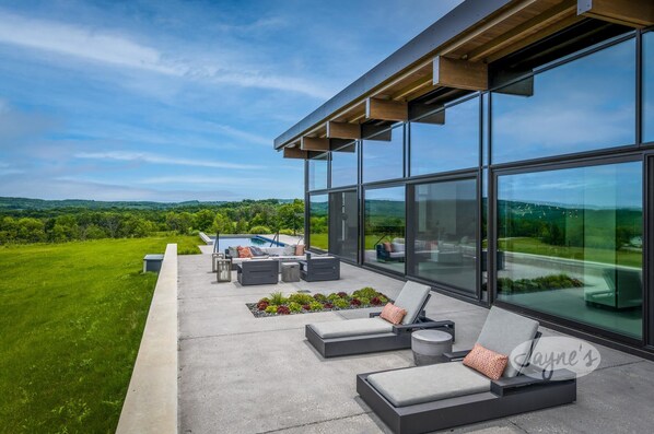 Terrace/patio - 5bdrm 7bath modern oasis in Creemore! Pool! Hot Tub! Sauna! Podcast Media Rm! (Creemore)