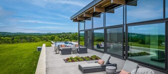 5bdrm 7bath modern oasis in Creemore! Pool! Hot Tub! Sauna! Podcast Media Rm!