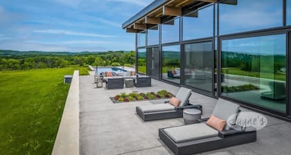 5bdrm 7bath modern oasis in Creemore! Pool! Hot Tub! Sauna! Podcast Media Rm!