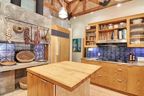 ثلاجة، ميكروويف، فرن، غسالة أطباق