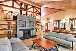 Smart TV, fireplace, books - 5 bdrm, 3 bath, Lake Muskoka, Guest Cottage! Private! Sunsets! (Torrance)