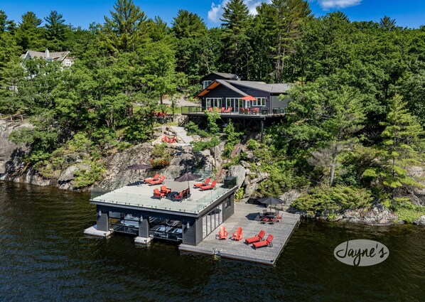 Exterior - SW Exposure at this 4 bdrm, 3 bath cottage with stunning views of Lake Muskoka! (Gravenhurst)