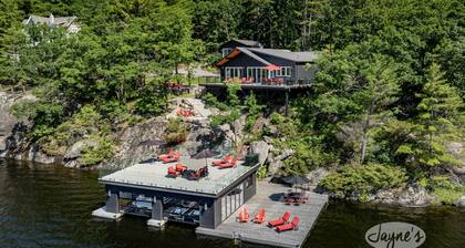 SW Exposure at this 4 bdrm, 3 bath cottage with stunning views of Lake Muskoka!