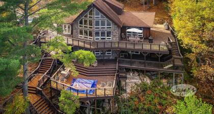 Beautiful 5bed, 4bath Rosseau Lake cottage in private bay with home theatre!