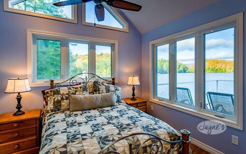 Beautiful 5bed, 4bath Rosseau Lake cottage in private bay with home theatre!