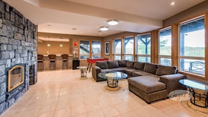 Smart TV, fireplace, table football, books - Beautiful 5bed, 4bath Rosseau Lake cottage in private bay with home theatre! (Rosseau)