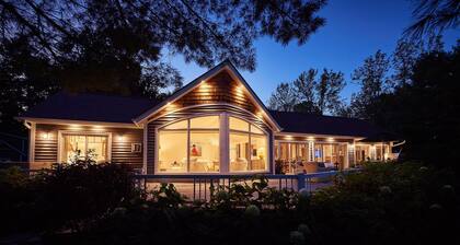 Lake Muskoka, 6 bdrm, 5 bath, level land, sandy beach, sauna, coach house!