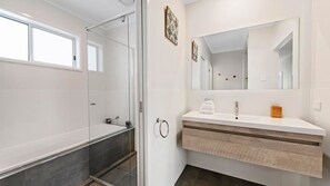Badewanne, Haartrockner, Handtücher