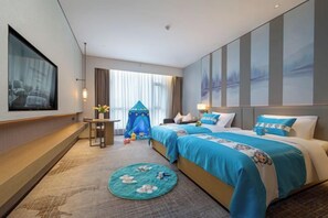 A hotel room with a large bed, a flat-screen TV, a small table with a vase, and a view of the city. - Huake Xinyi Hotel (Zhuzhou)
