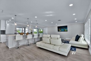 TV - 826 Hot Tub & Heated Pool (Boca Raton)