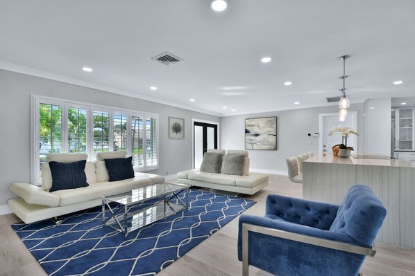 Open plan interior with high end furnishings throughout. - 826 Hot Tub & Heated Pool (Boca Raton)