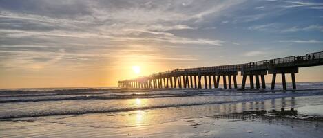 Playa en los alrededores, camastros y toallas de playa