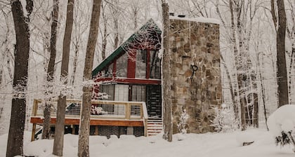 A-Frame-Away cozy secluded cabin minutes from 7Springs