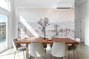 Dining - Whistling Cloud: DesertStars. NPark. Hottub (Joshua Tree)