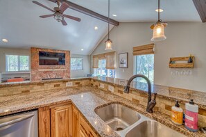 Fridge, microwave, oven, stovetop - Mountain Cottage | 13 Min to Manitou (Green Mountain Falls)