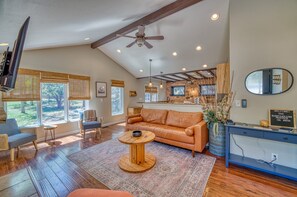 Smart TV, caminetto, libri