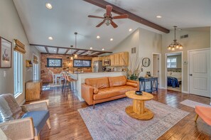 Smart-TV, Kamin, Bücher