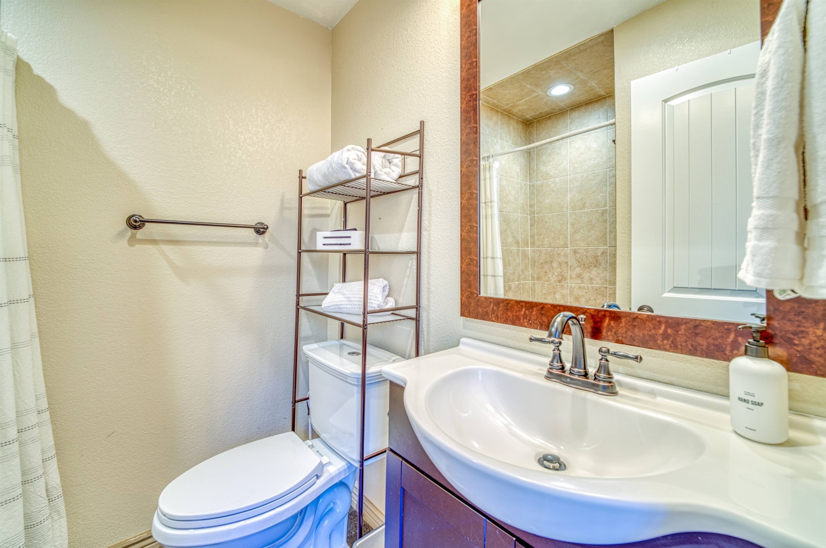 Een bad/douchecombinatie, een haardroger, handdoeken, toiletpapier