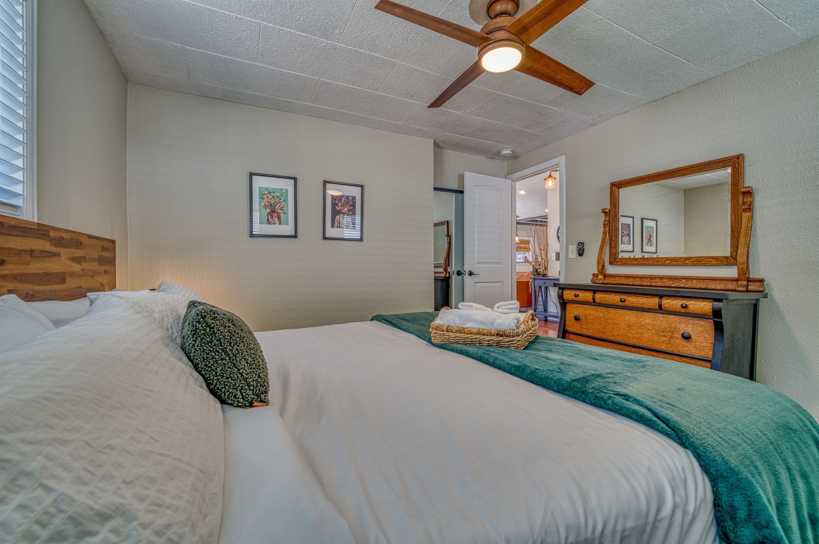 3 slaapkamers, een strijkplank/strijkijzer, reisbedje, gratis wifi