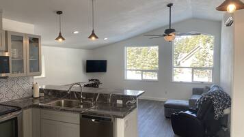 Réfrigérateur, micro-ondes, four, plaque de cuisson