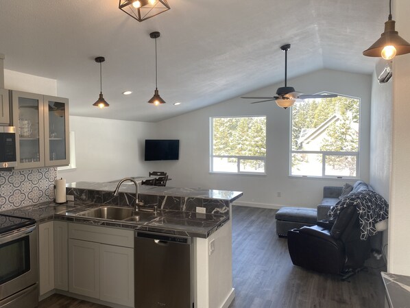 Kühlschrank, Mikrowelle, Ofen, Herdplatte