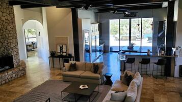 Smart TV, lareira, videogames, mesa de pingue-pongue