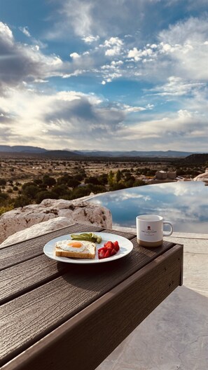 Outdoor dining - The Sanctuary at Sacred Mesa - Luxury Sedona Home with Red Rock Views! (Sedona)
